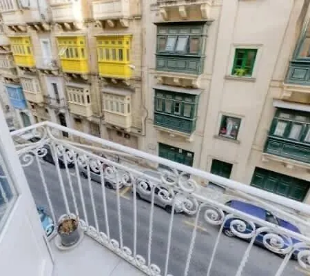 Apartment Bright Floriana Gem With Traditional Balcony & Charm *