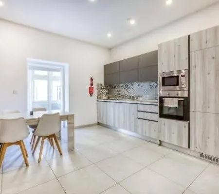 Bright Floriana Gem With Traditional Balcony & Charm * Floriana
