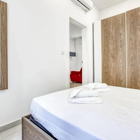 Bright Floriana Gem With Traditional Balcony & Charm Apartment Floriana